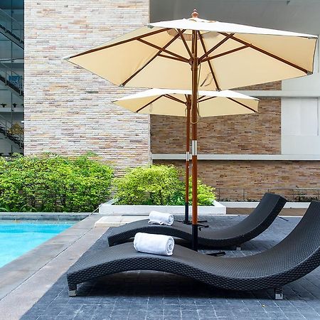 The Capital Resort @ Sukhumvit 50 Bangkok Exterior foto Sunloungers by a pool