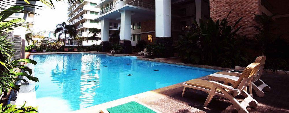 The Capital Resort @ Sukhumvit 50 Bangkok Exterior foto Swimming pool