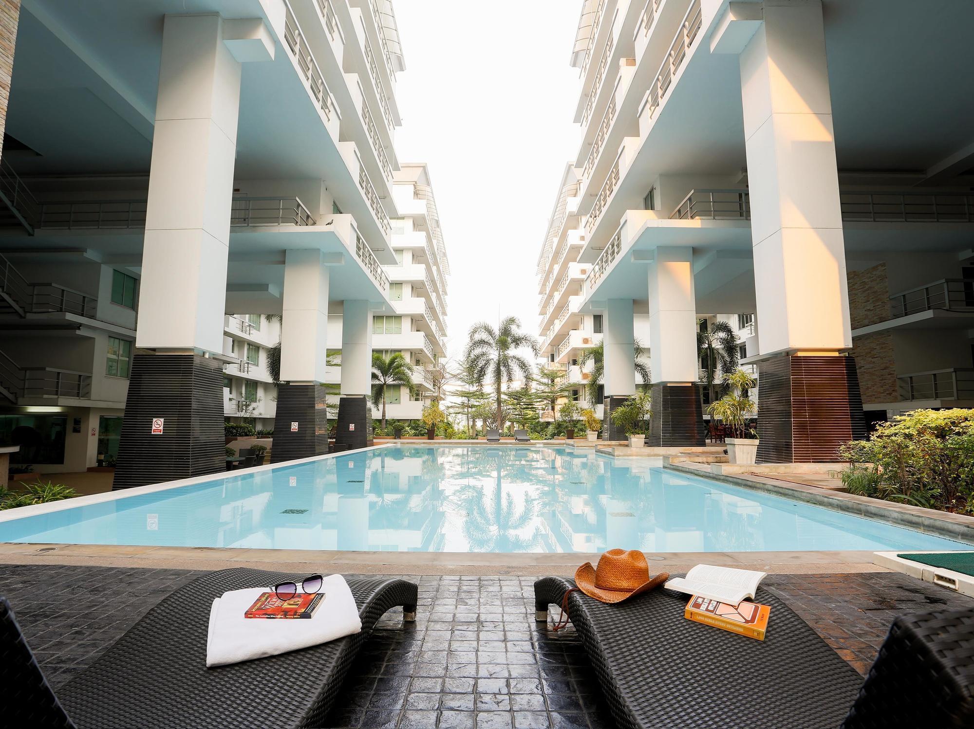The Capital Resort @ Sukhumvit 50 Bangkok Exterior foto The swimming pool at the complex