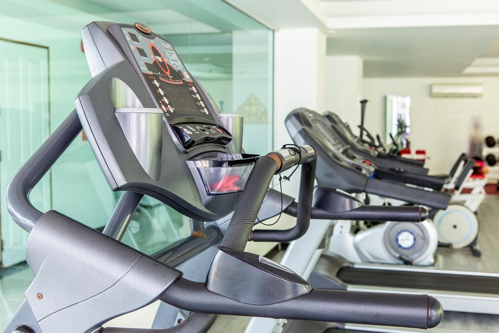 The Capital Resort @ Sukhumvit 50 Bangkok Exterior foto Treadmills in a gym