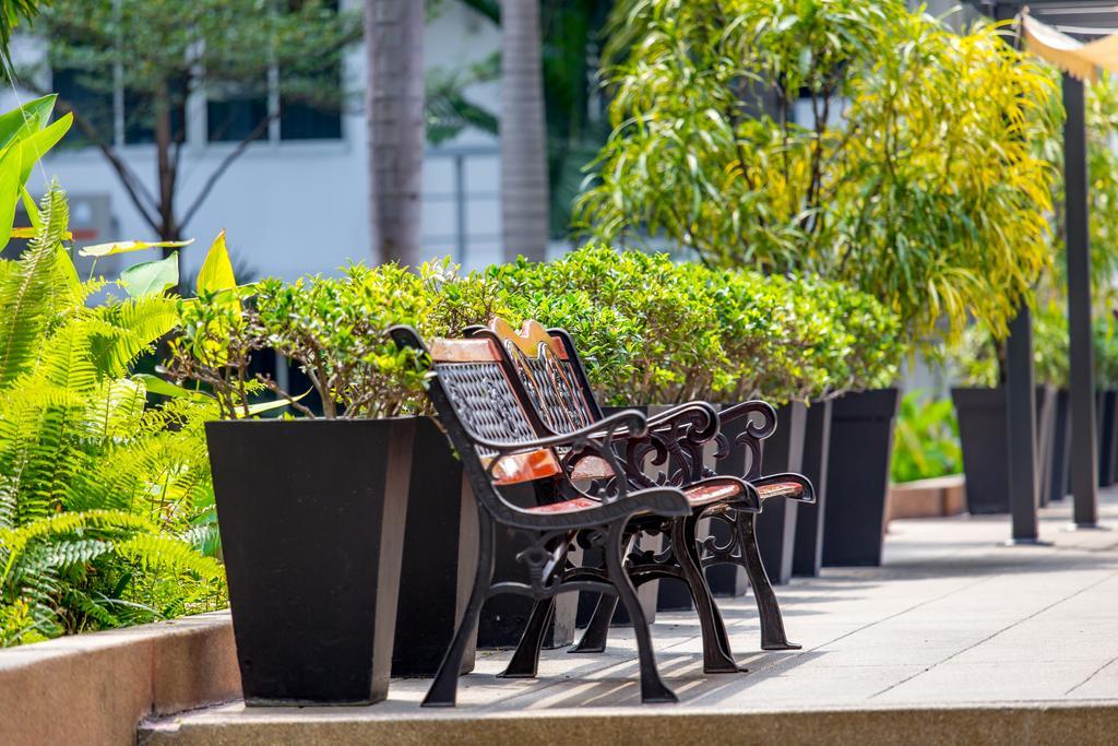 The Capital Resort @ Sukhumvit 50 Bangkok Exterior foto Seating at the park