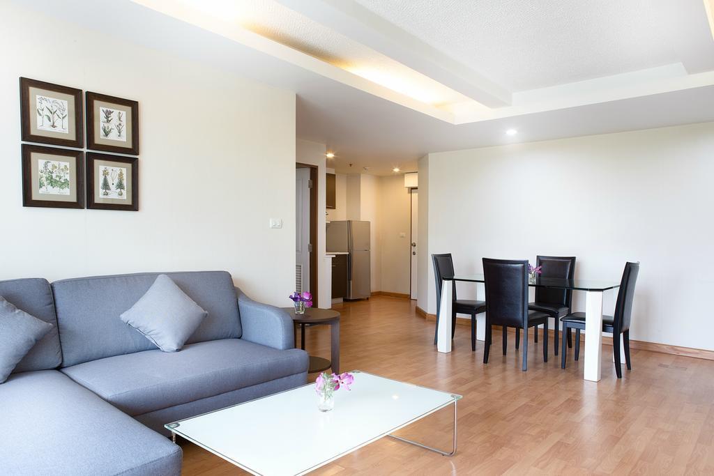The Capital Resort @ Sukhumvit 50 Bangkok Exterior foto A living room in a serviced apartment in Bangkok, Thailand