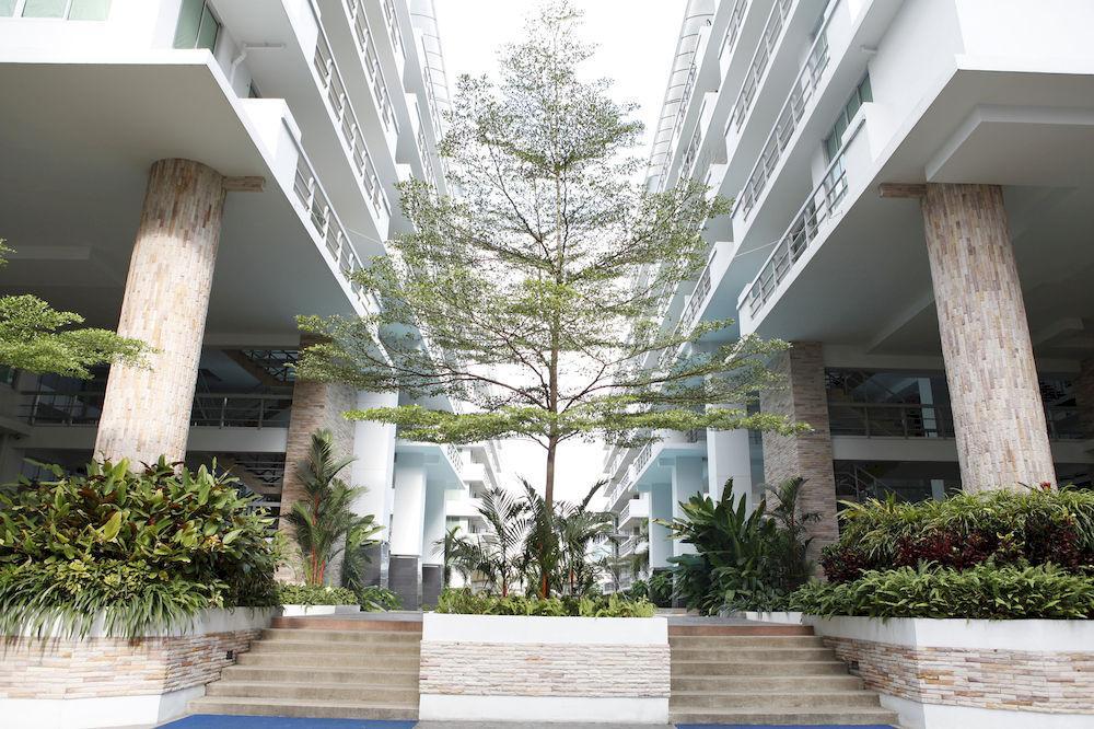 The Capital Resort @ Sukhumvit 50 Bangkok Exterior foto The courtyard of the school