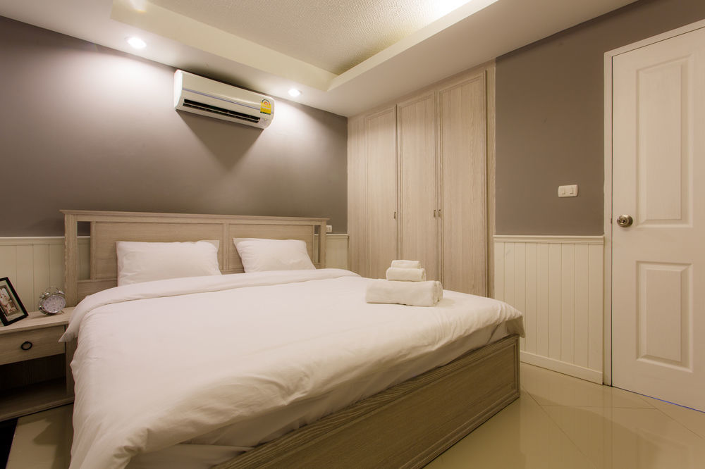 The Capital Resort @ Sukhumvit 50 Bangkok Exterior foto A bedroom with a split-type air conditioner