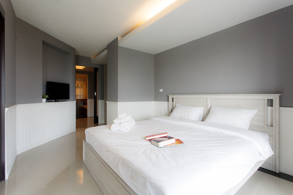 The Capital Resort @ Sukhumvit 50 Bangkok Exterior foto A bedroom in a hotel