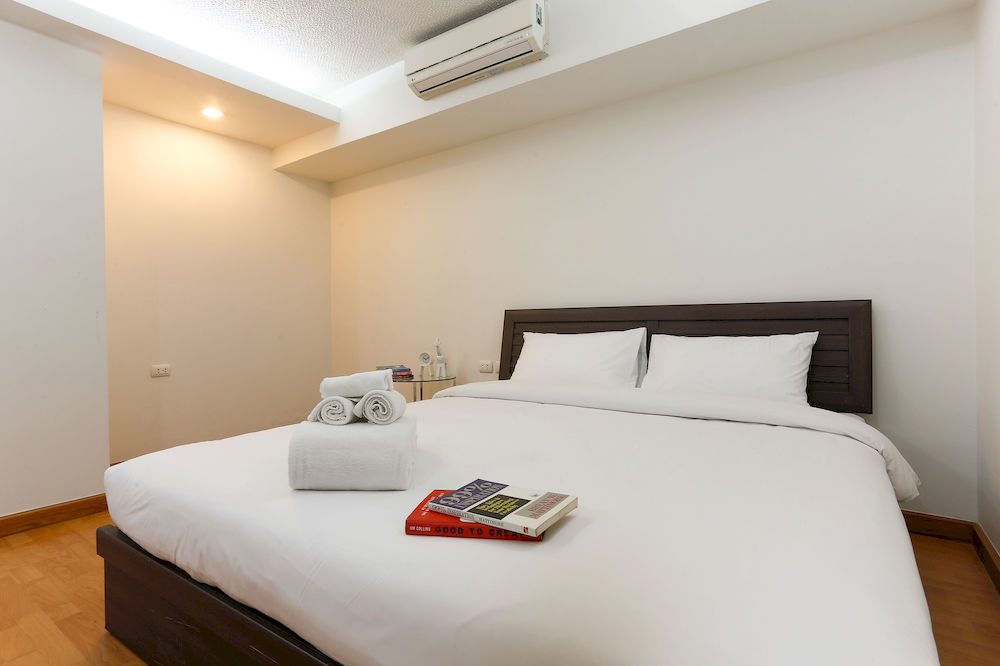 The Capital Resort @ Sukhumvit 50 Bangkok Exterior foto A bedroom at a hotel in Bangkok, Thailand