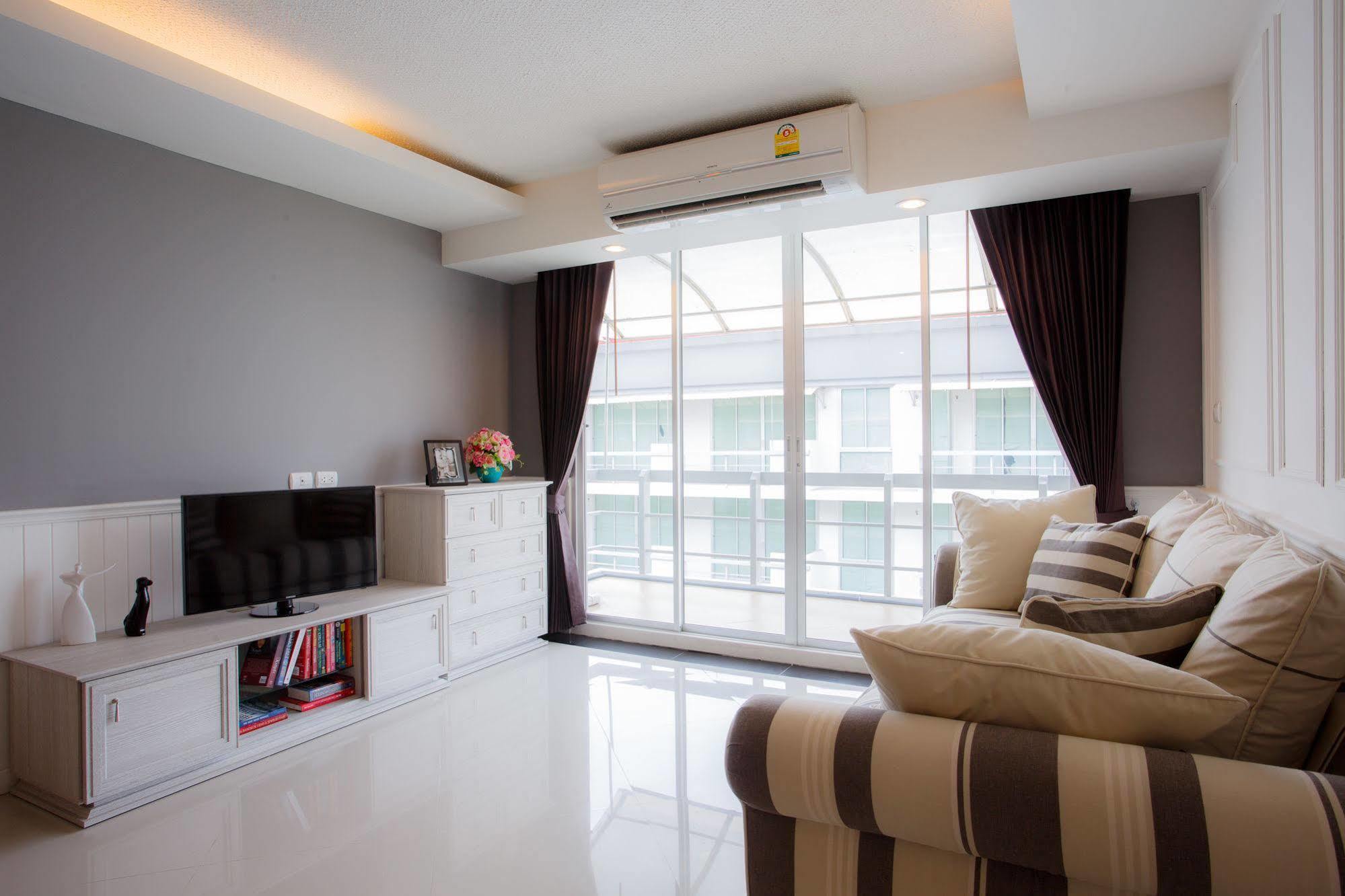 The Capital Resort @ Sukhumvit 50 Bangkok Exterior foto A living room in a condominium