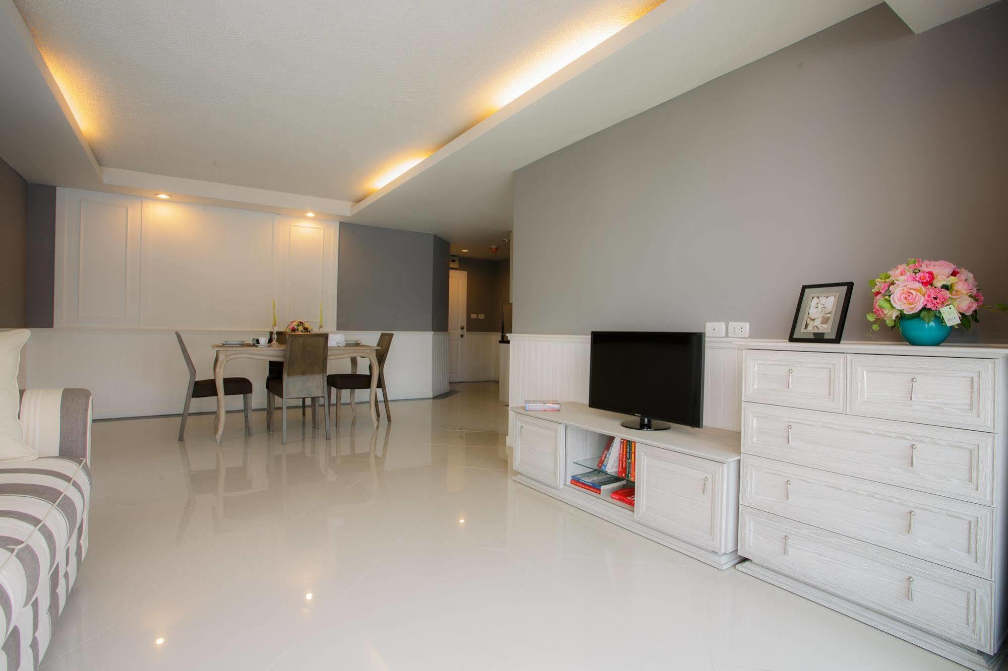 The Capital Resort @ Sukhumvit 50 Bangkok Exterior foto A living room in a landed property in Singapore