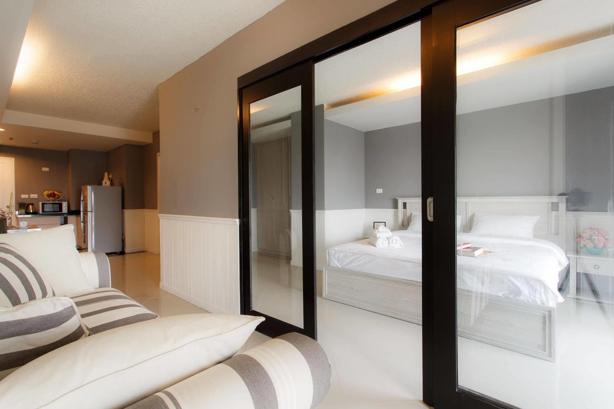 The Capital Resort @ Sukhumvit 50 Bangkok Exterior foto Sliding doors