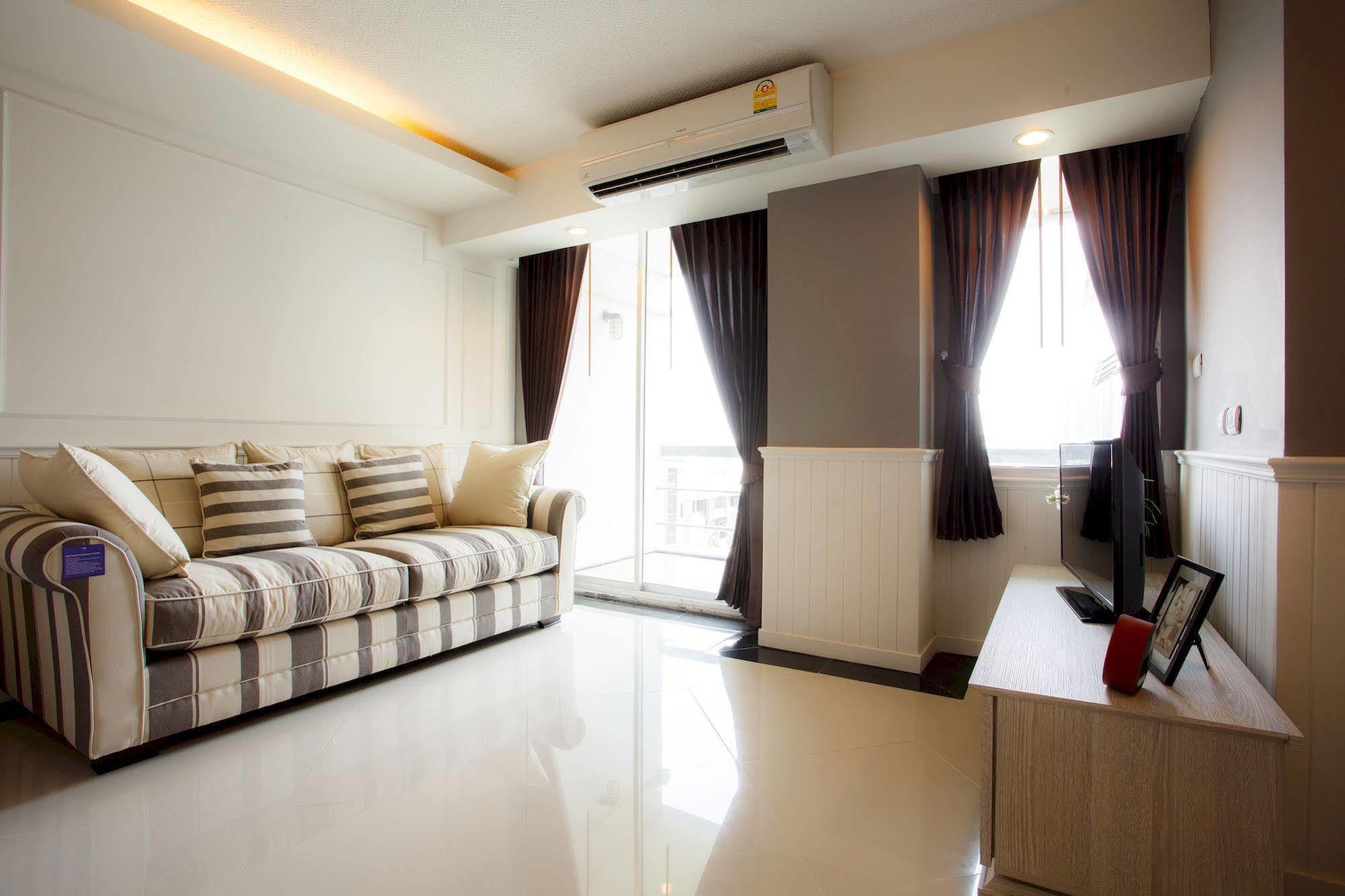 The Capital Resort @ Sukhumvit 50 Bangkok Exterior foto A living room in a condominium