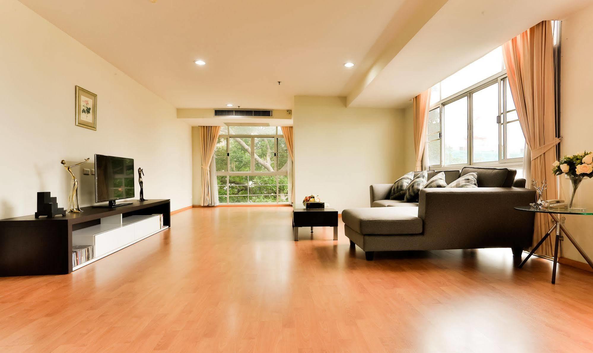 The Capital Resort @ Sukhumvit 50 Bangkok Exterior foto A living room with a laminate wood floor