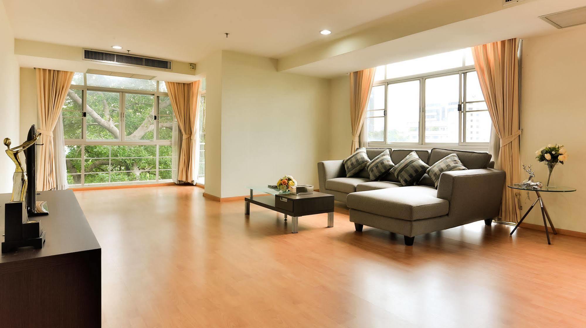 The Capital Resort @ Sukhumvit 50 Bangkok Exterior foto A living room with a laminate wood floor