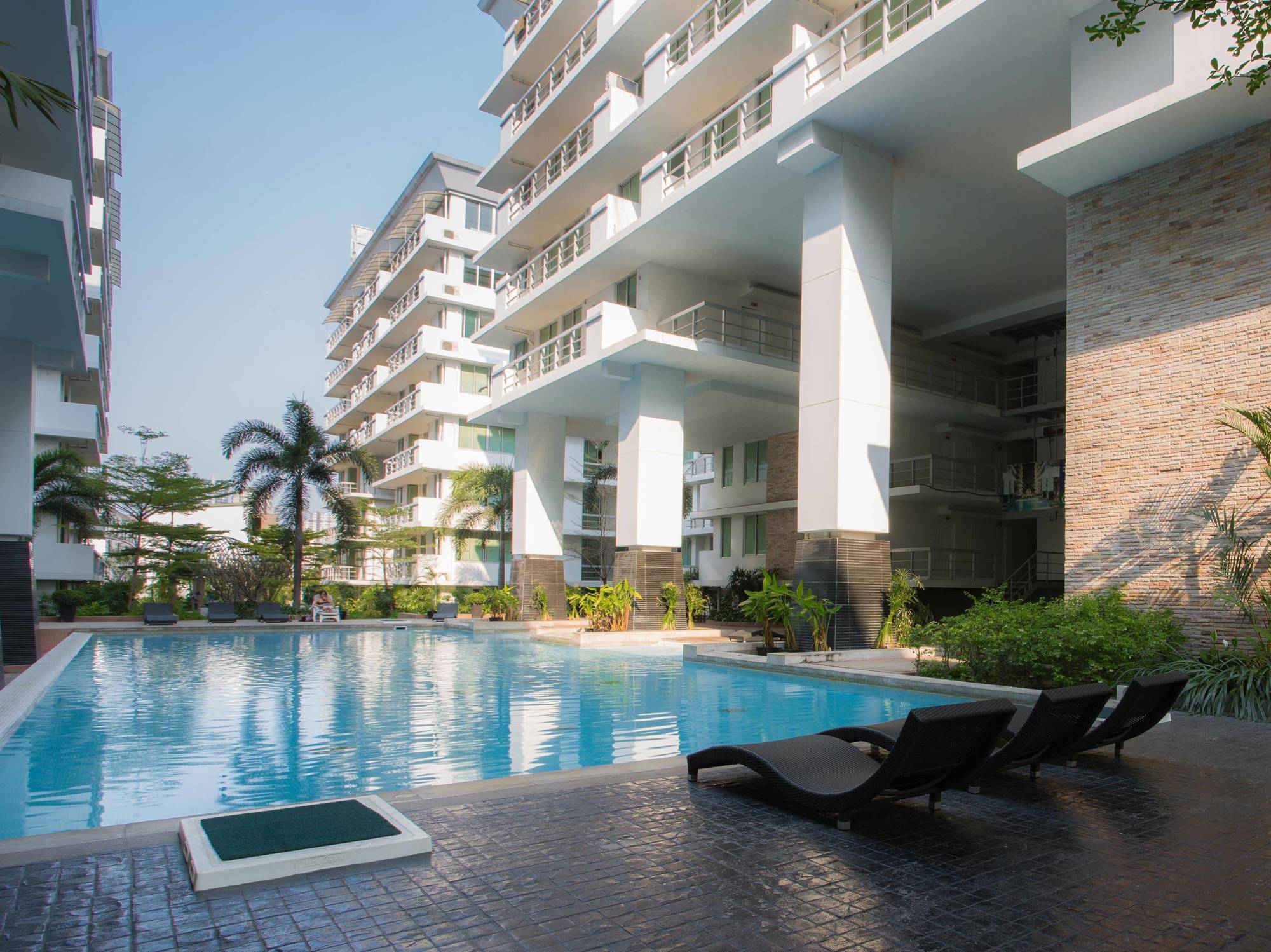 The Capital Resort @ Sukhumvit 50 Bangkok Exterior foto The swimming pool at the complex