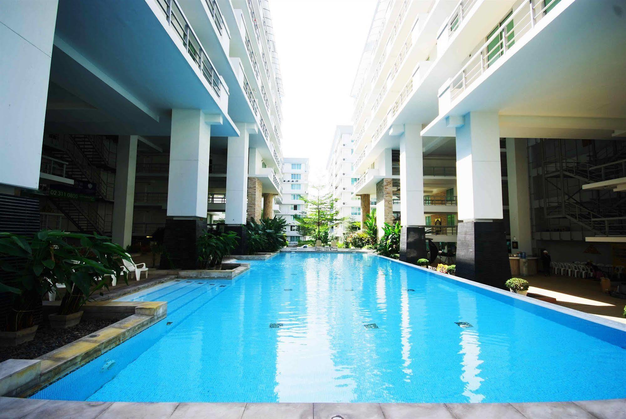 The Capital Resort @ Sukhumvit 50 Bangkok Exterior foto The swimming pool at the 10th floor of the building