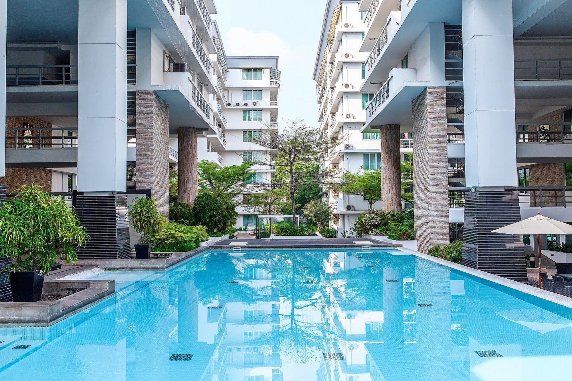 The Capital Resort @ Sukhumvit 50 Bangkok Exterior foto The swimming pool at the hotel