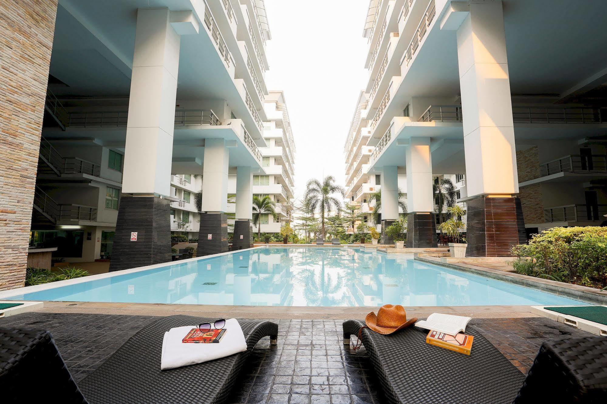 The Capital Resort @ Sukhumvit 50 Bangkok Exterior foto The swimming pool at the complex